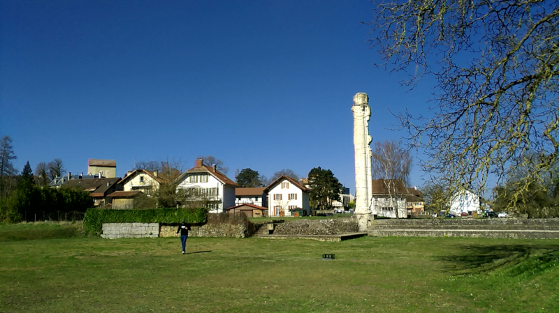 Photo des piliers toujours existants du sanctuaire du Cigognier à Avenches.